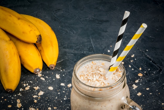 Photo banana smoothie with oatmeal