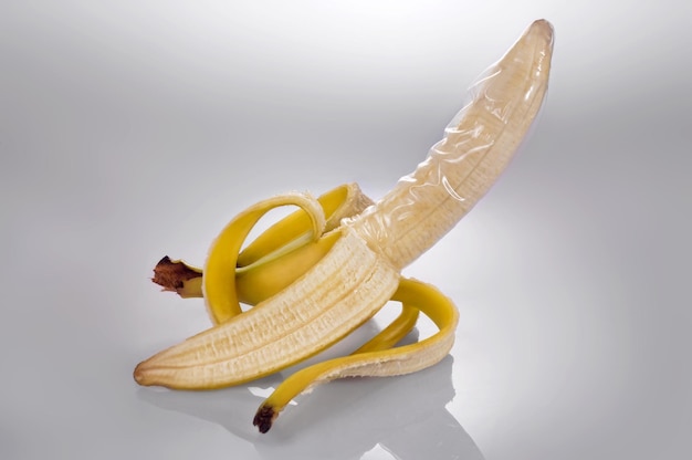 Foto banana che indossa il preservativo