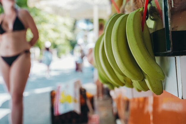 ストリートファーマーズのバナナは、ジュースやスムージーの夏のビタミンのために新鮮な夏の果物を販売しています...