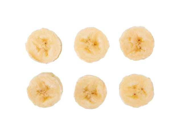 Banane isolate su sfondo bianco banane tagliate sbucciate banana fette di frutta