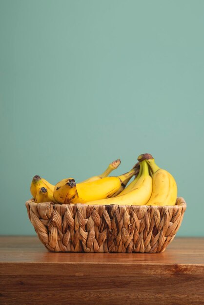 Photo bananas in wicker basket at home