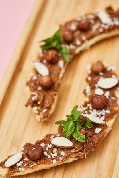 Banane con mandorle e noci di burro di arachidi spuntino sano