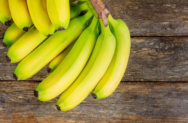 Бананы на деревянном столе вид сверху тропических фруктов
