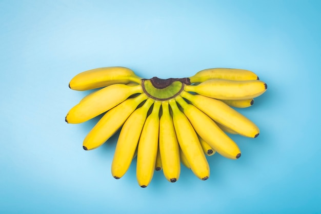 Bananen achtergrond. Bananen op een zuivere blauwe achtergrond.