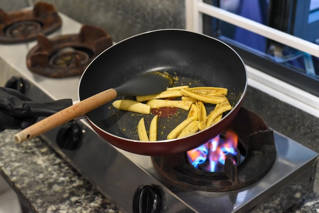 Bananen bakken met whisky en siroop op een pan voor mexicaanse santa fe (gekarameliseerde banaan)