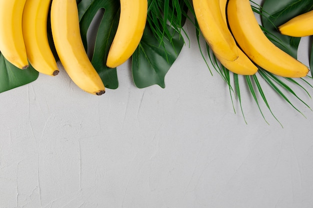 Bananen bovenop op een vlakke achtergrond