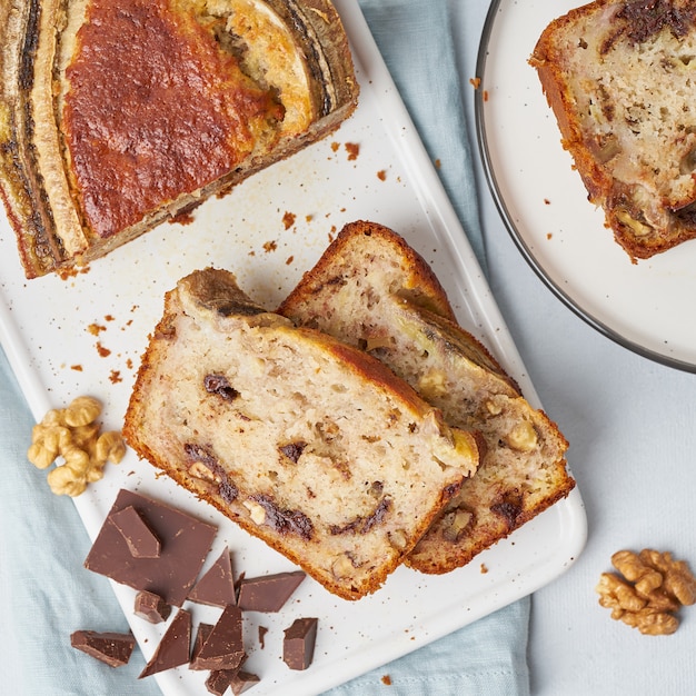 Bananen brood. Cake met banaan, chocolade, walnoot. Traditionele Amerikaanse keuken