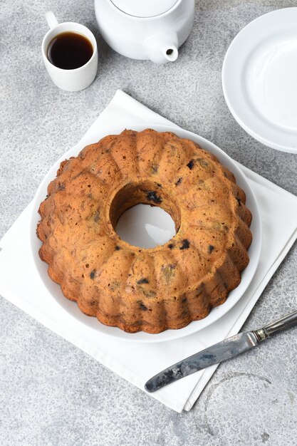 bananen bundt cake op witte achtergrond