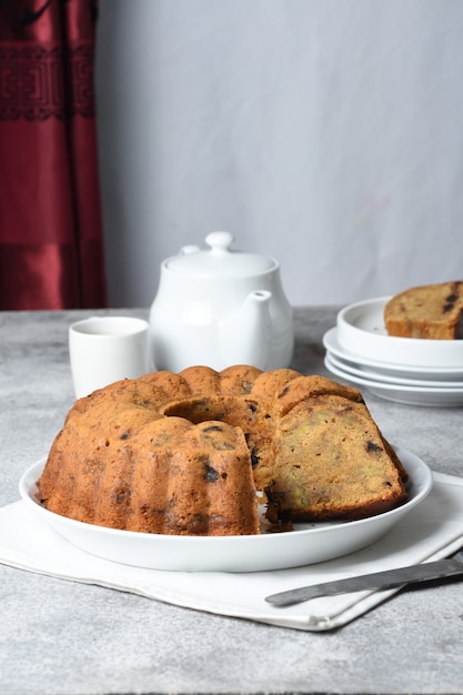 bananen bundt cake op witte achtergrond