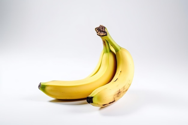 Bananen die op witte achtergrond worden geïsoleerd