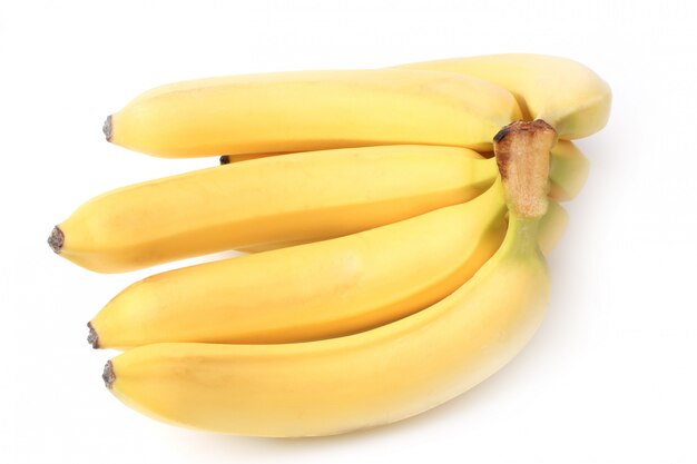 Bananen die op witte achtergrond worden geïsoleerd