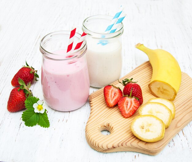 Bananen en aardbeien met yoghurt
