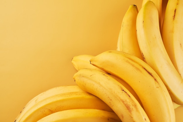 Bananen gele achtergrond met kopie ruimte