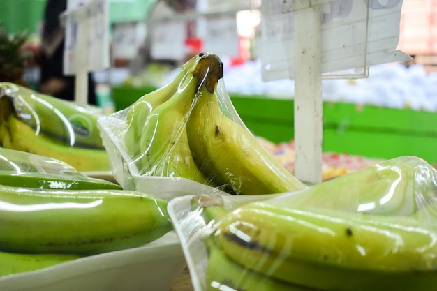 Bananen in plastic verpakking in een supermarkt