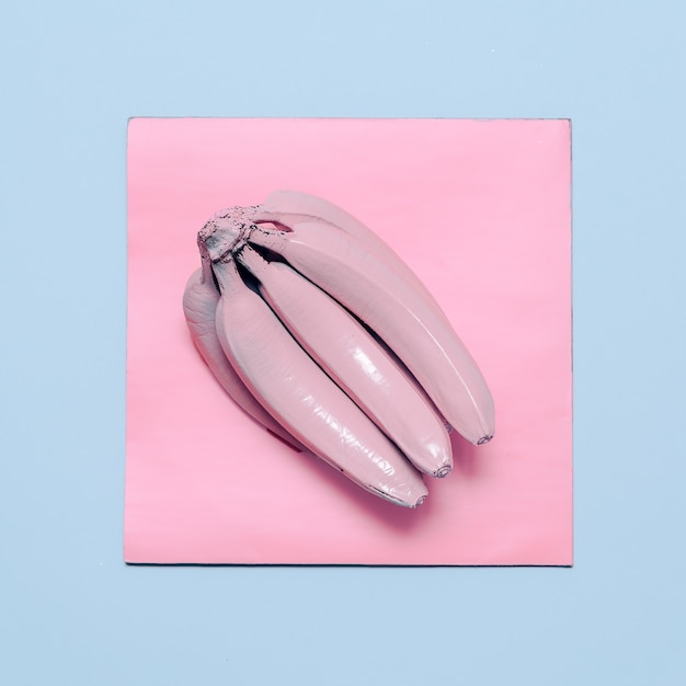 Bananen in roze verf. Surrealistische minimale kunst
