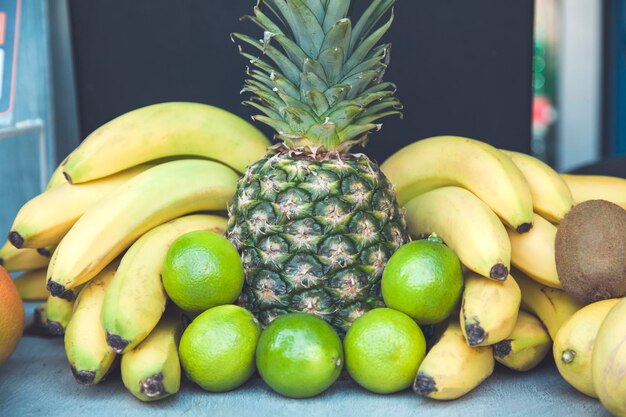 Bananen met ananas en limoen