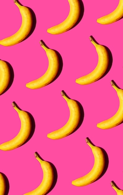 Bananen op een roze achtergrondpatroon