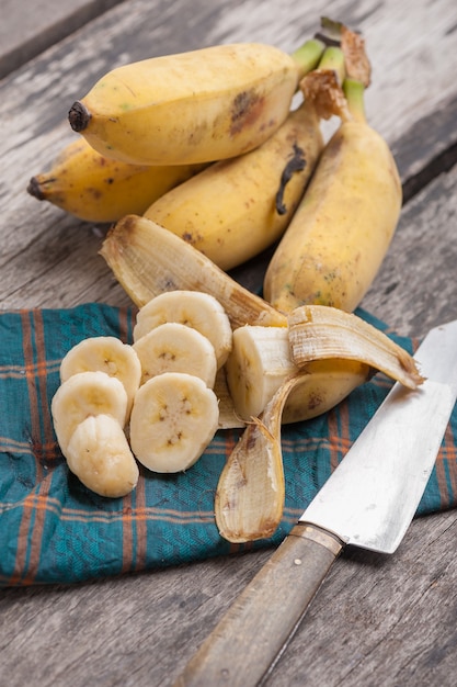 bananen op houten tafel