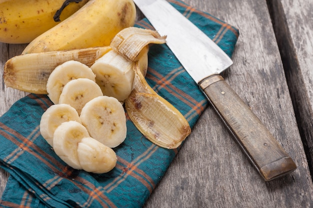 Bananen op houten tafel