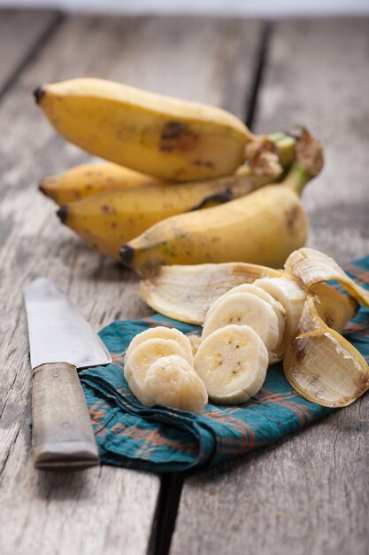 bananen op houten tafel