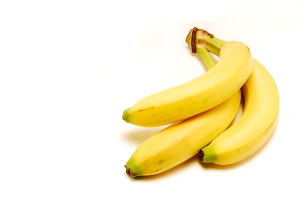 bananen op witte achtergrond ruimte voor tekst tros bananen fruit eten tropisch