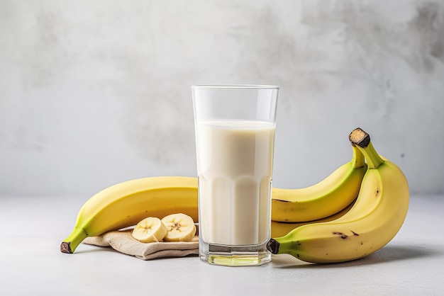 Bananen smoothie in een glas met verse bananen op een grijze achtergrond Generatieve AI