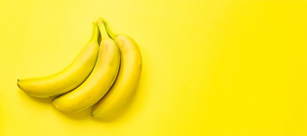 Bananen vers fruit klaar om te eten op tafel