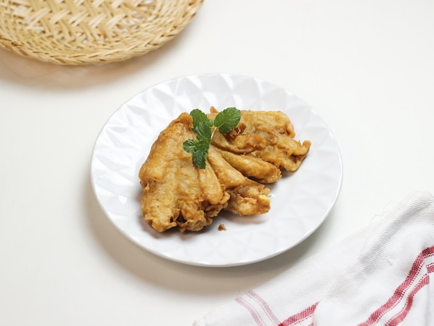 Bananenbeignets in witte keramische plaat. In Indonesië noemde het pisang goreng kipas