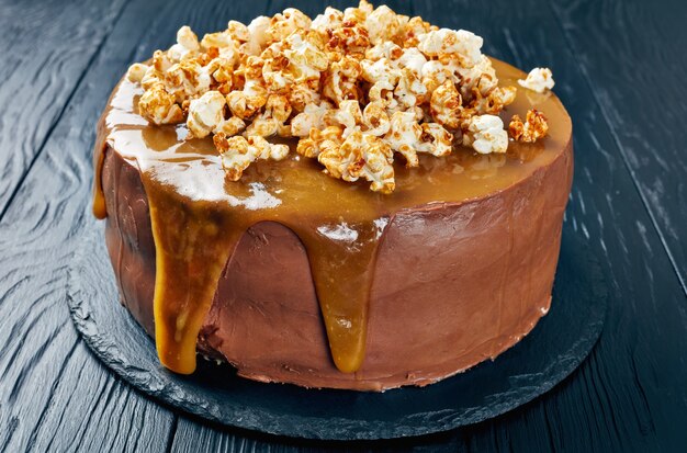 bananenbiscuit met chocoladeganache, karamel en popcorn