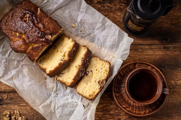 Bananenbrood gesneden Kop met kruidenthee Donkere houten achtergrond