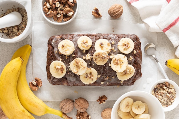 Bananenbrood koken op keukentafel bovenaanzicht