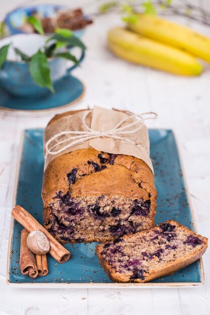 Bananenbrood met bosbessen en kaneel op lichte achtergrond