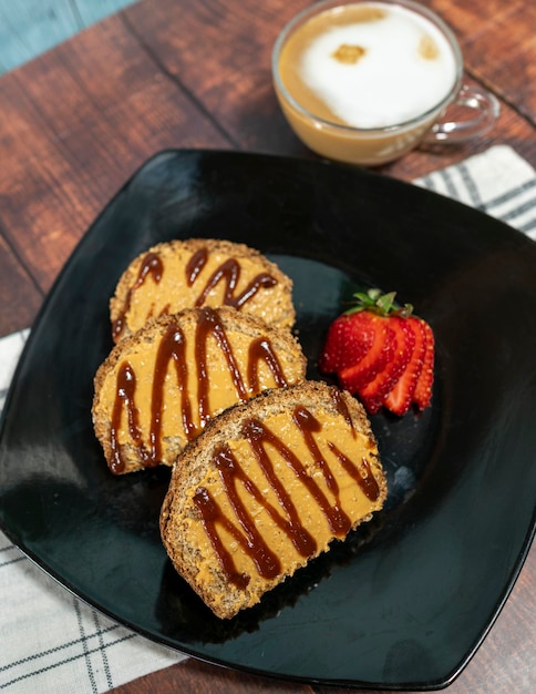 bananenbrood met pindakaas geserveerd met koffie