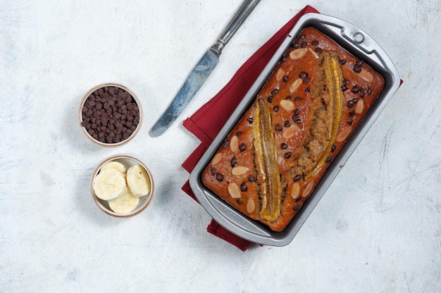 bananenbrood op lichte betonnen achtergrond, kopieer ruimte voor tekst.