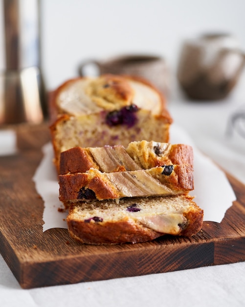 Bananenbrood plakje cake met banaan en bosbessen 's ochtends ontbijt met koffie