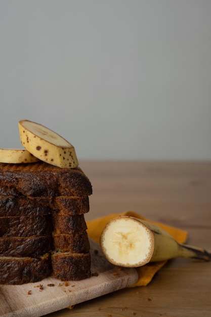 Bananenbrood sneetjes op een houten plank