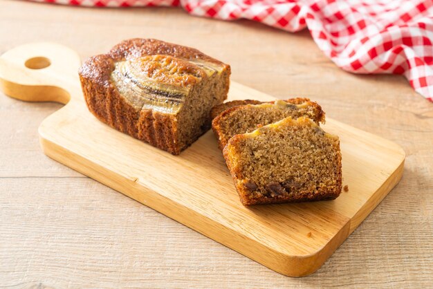 bananencake gesneden op een houten bord