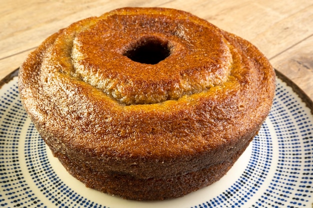 Bananencake in plaat op houten tafel.