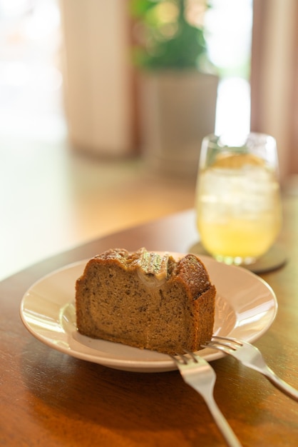 bananencake op bord in café-restaurant - zacht selectief focuspunt