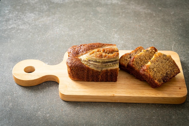 Bananencake op een houten bord