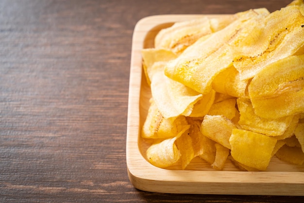 Bananenchips gebakken of gebakken gesneden banaan