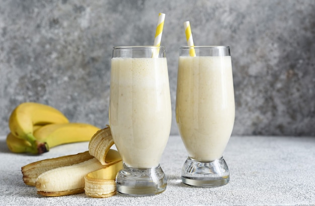 Bananencocktail met roomijs en melk. Fruitmilkshake. Ontbijt-smoothie.