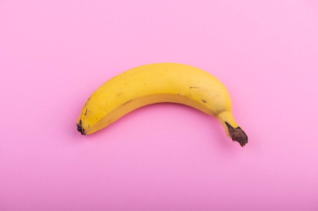 Bananenfruit op roze achtergrond