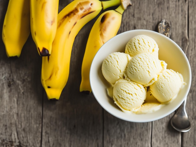 Bananenijs in kom op landelijke tafel