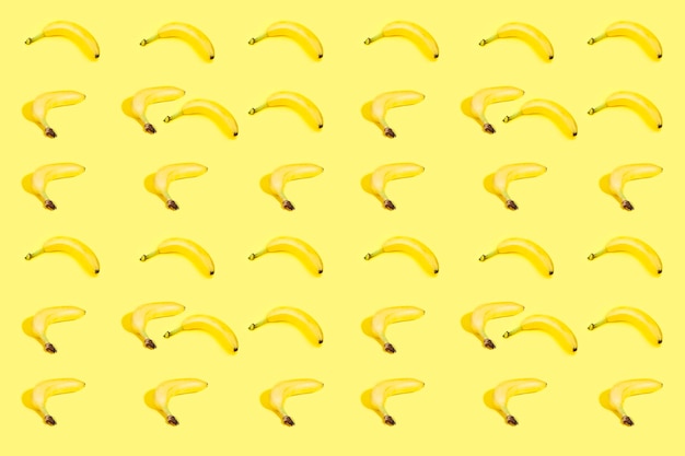 Bananenpatroon op gele achtergrond