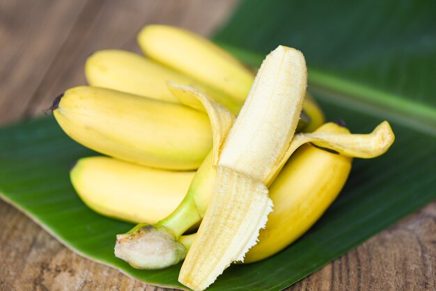 Bananenschil klaar om te eten en rijp banaanfruit op de achtergrond van het bananenblad