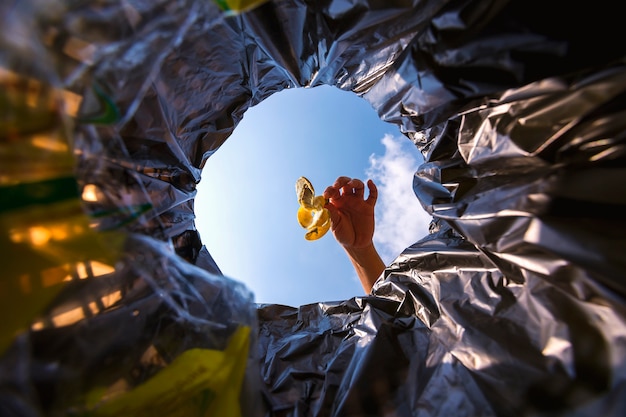 Foto bananenschil werd voor verwijdering in de vuilniszak gegooid. kijk vanaf de binnenkant van de mand.