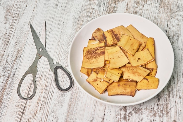 Bananenschilmeststof snijd bananenschillen in kleine stukjes