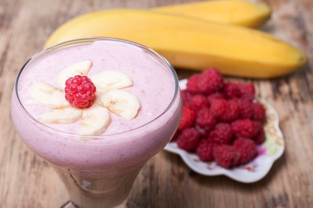 Bananensmoothie met frambozen en yoghurt