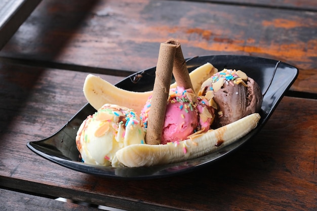 Foto bananensplitdessert met drie verschillende smaken ijs